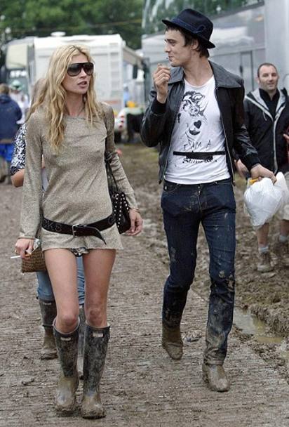 Kate Moss e il suo storico ex, il cantante inglese Pete Doherty, frontman dei Babyshambles, al Glastonbury Festival 